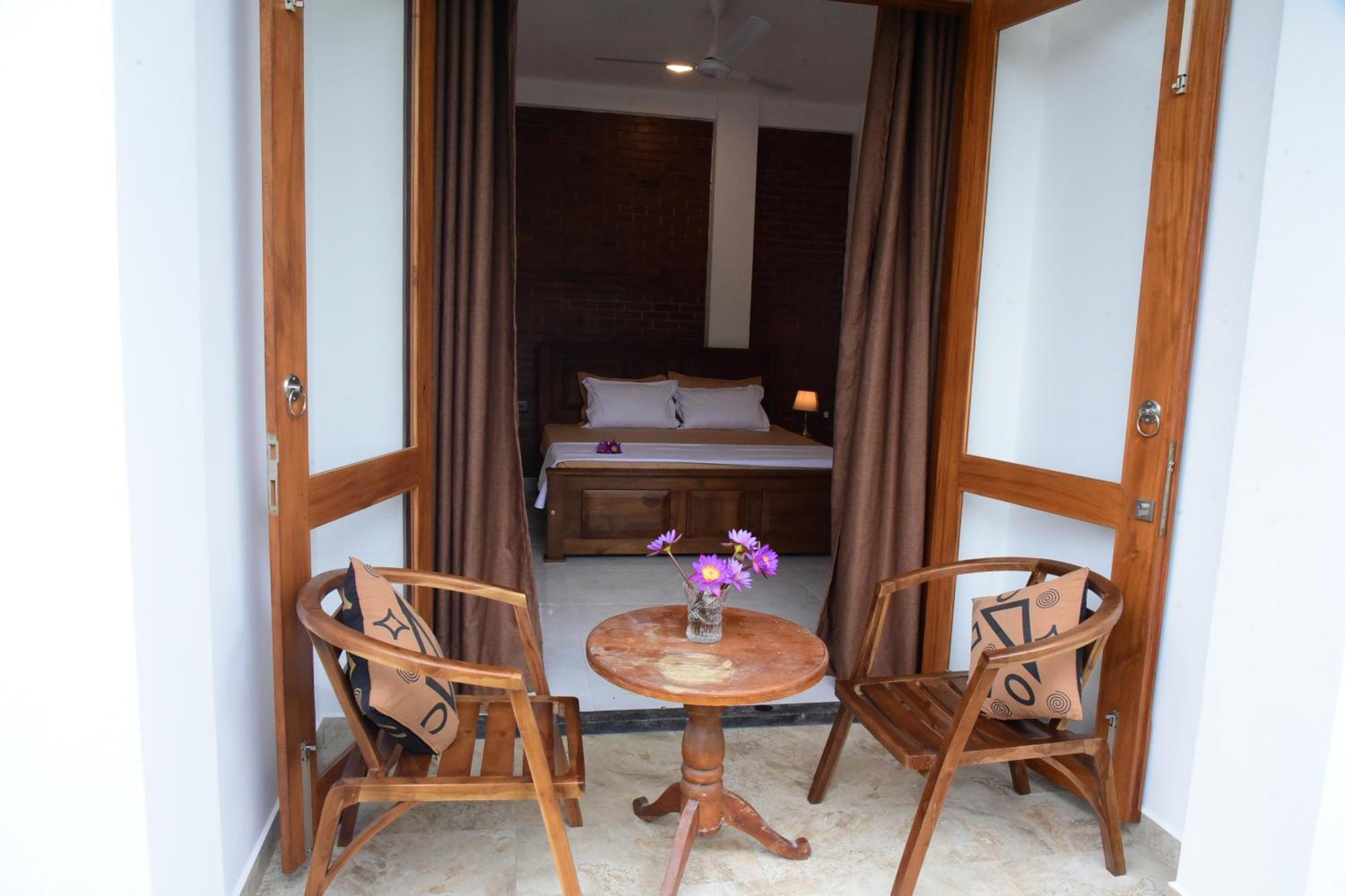 Ocean Ripples Hotel Hikkaduwa Exterior foto