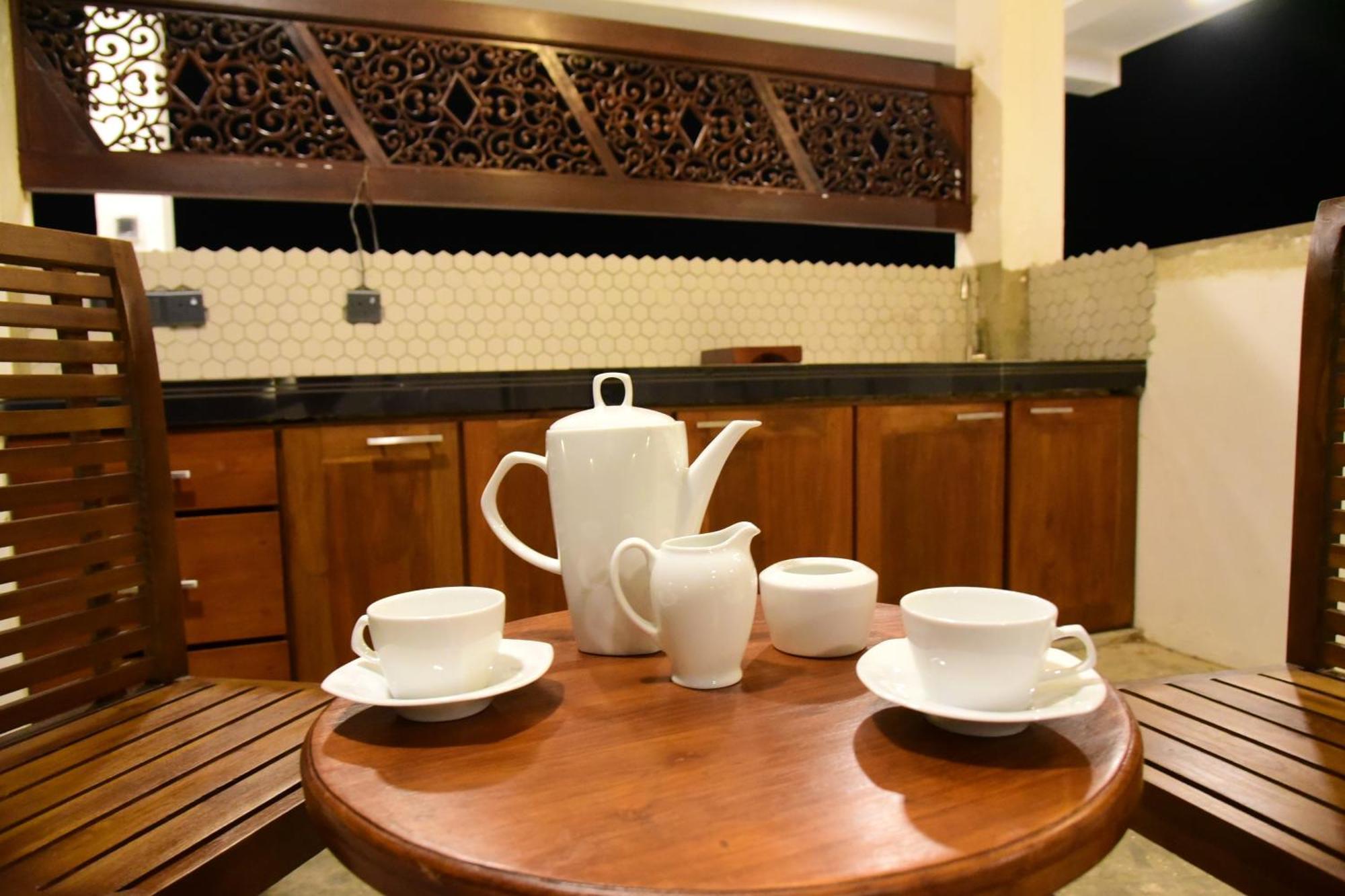 Ocean Ripples Hotel Hikkaduwa Exterior foto