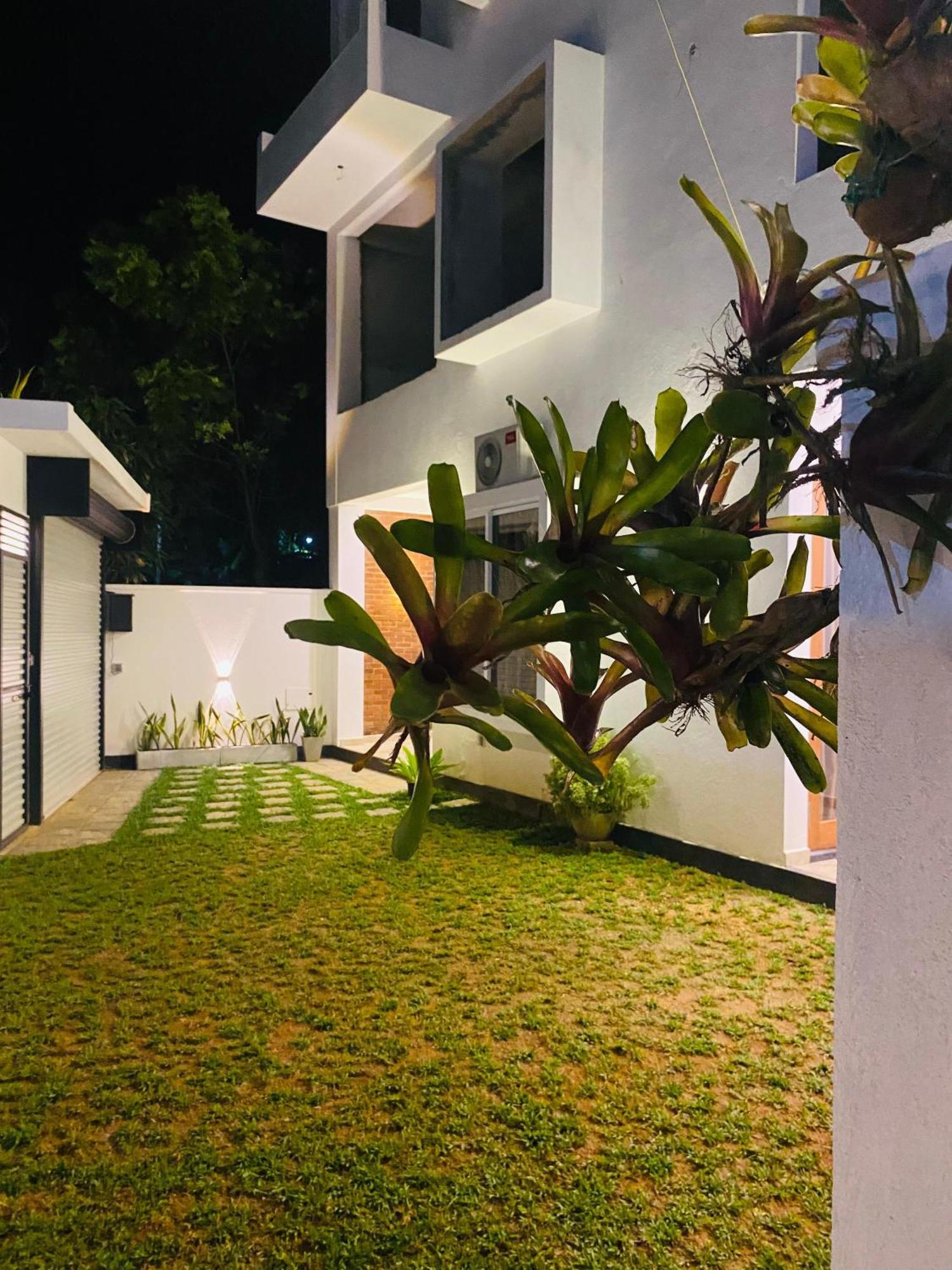 Ocean Ripples Hotel Hikkaduwa Exterior foto